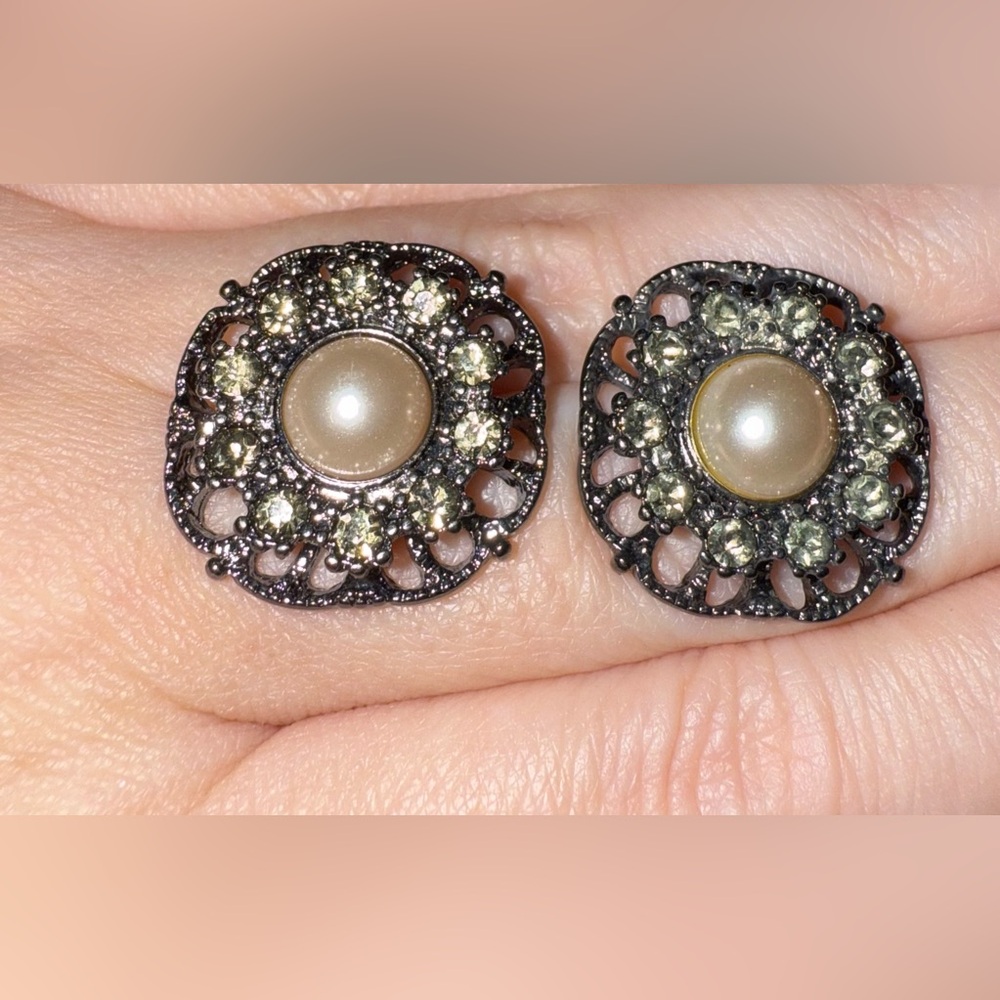 $3 Elegant Pearl and Crystal Earrings~New~$3 WHEN BUNDLED WITH 3 OR MORE ITEMS - Picture 3 of 13